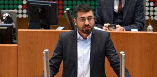 Serdar Yüksel, stellte den Bericht des Petitionsausschusses in der Plenarsitzung vor. (Archivfoto)