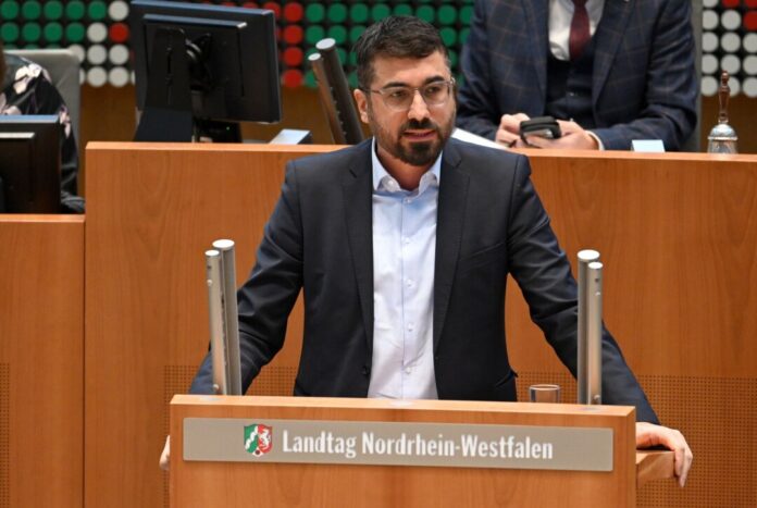 Serdar Yüksel, stellte den Bericht des Petitionsausschusses in der Plenarsitzung vor. (Archivfoto)