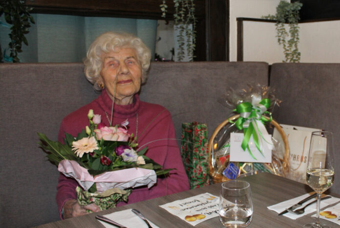 Charlotte Schröter ist 100 Jahre alt. Ihren Geburtstag hat sich groß gefeiert. Foto: Stadt Erkrath