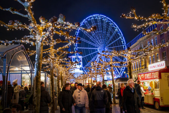 Das Weihnachtsmarkt in der Landeshauptstadt lockte zahlreiche Besucher an. Foto: DLIVE/Kai Kuczera