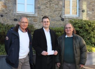 Ingfried Hertrampf und Jürgen Vietz (Kassenwart, r.) mit dem Ersten Beigeordneten Patrick Anders. Foto: Stadt Ratingen