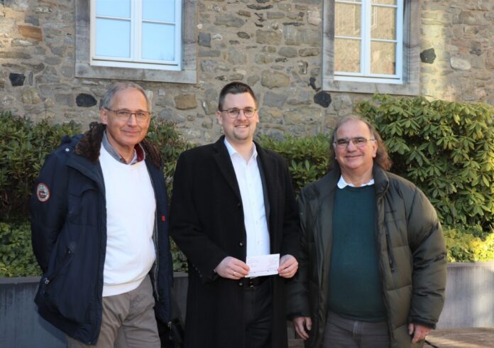 Ingfried Hertrampf und Jürgen Vietz (Kassenwart, r.) mit dem Ersten Beigeordneten Patrick Anders. Foto: Stadt Ratingen