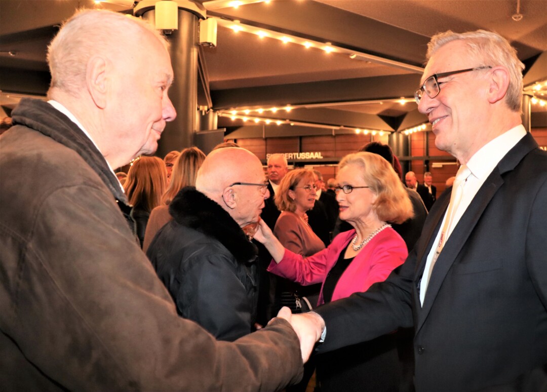 Bürgermeister Klaus Pesch freute sich besonders, dass Ehrenringträger Alfred Dahlmann den Neujahrsempfang 2025 besuchen konnte. Foto: Stadt Ratingen