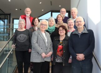 Neue Vorsitzende des Seniorenrates ist Andrea Behrens (vordere Reihe, Mitte), ihre beiden Stellvertreter sind Rainer Pollmann (rechts) und Heidelore Brebeck (links). Das elfköpfige Gremium traf sich am 28. Januar 2025 zur konstituierenden Sitzung. Foto: Stadt Ratingen