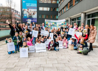 Nach der Preisverleihung kamen alle „LogistiKids“-Gewinner aus dem Kindergarten- und Grundschulbereich zum Gruppenfoto zusammen. Den Siegerpokal für das Familienzentrum Erfurter Straße hält die kleine Lawin (mittig, lila Jacke) in den Händen. Foto: IHK Essen/Alexey Muchrik