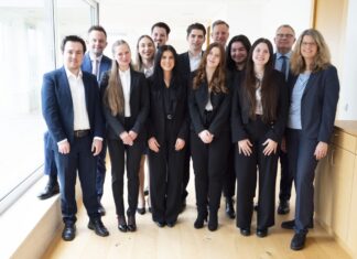 Fröhliche Gesichter zum erfolgreichen Ausbildungsende (v. l.): Nils Hülsmann, Vorstand Christian Fried, Alina Becker, Sabrina Falek, Vincent Peltzer, Betül Yildirim, Dion Schulte, Isabel Pfeffer, Vorstand Henning Wichart, Jana Doberschütz, Soula Kefaloudis, Vorstand Andreas Otto und Ausbildungsverantwortliche Daphne Alexander. Foto: Volksbank