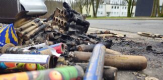 Abgebranntes Feuerwerk liegt am Straßenrand. Foto: Volkmann