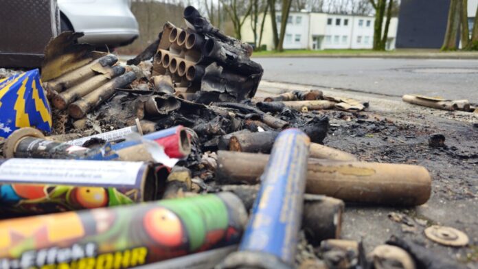 Abgebranntes Feuerwerk liegt am Straßenrand. Foto: Volkmann