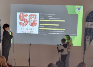 Velberts stellvertretende Bürgermeisterin Esther Kamschat war auf dem Empfang zu Gast - hier mit den beiden Jung-Moderatoren Mika und Lina. Foto: privat
