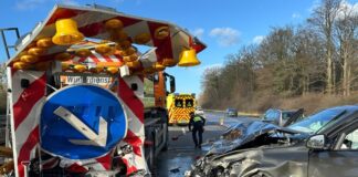 Ein Auto prallte gegen einen Anhänger. Foto: FW Ratingen