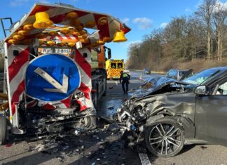 Ein Auto prallte gegen einen Anhänger. Foto: FW Ratingen