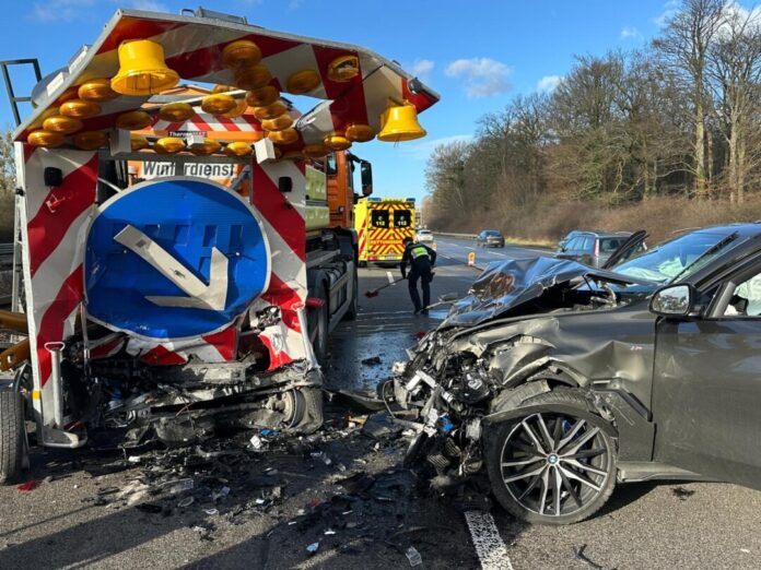 Ein Auto prallte gegen einen Anhänger. Foto: FW Ratingen