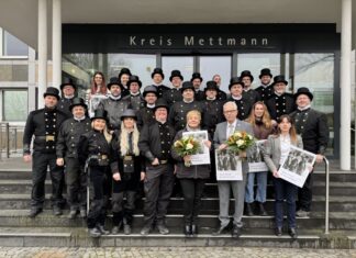 Traditionsbesuch: Die Schornsteinfeger haben die Kreisverwaltung besucht. Foto: Kreis ME