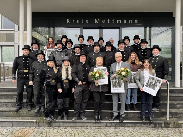 Traditionsbesuch: Die Schornsteinfeger haben die Kreisverwaltung besucht. Foto: Kreis ME
