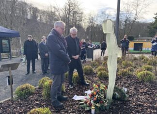 Landrat Thomas Hendele (r.) und Kreisarchivar Joachim Schulz-Hönerlage vor dem Gedenkzeichen. Foto: Kreis Mettmann