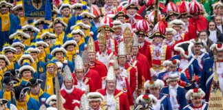 Mit einem bunten Aufmarsch und ausgelassenen Partys haben tausende Menschen in der Düsseldorfer Altstadt den 200. Geburtstag des Düsseldorfer Karnevals gefeiert.