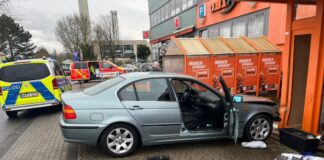 Der Wagen prallte gegen das Gebäude des Baumarktes. Foto: FW Ratingen