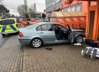 Der Wagen prallte gegen das Gebäude des Baumarktes. Foto: FW Ratingen