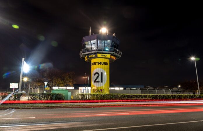 Durch dichten Nebel konnten Piloten am Flughafen Dortmund nicht mehr genug sehen - Starts und Landungen wurden gestoppt. (Archivbild)