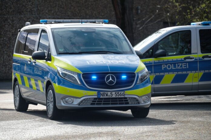 Mit 210 Stundenkilometern ist ein Autofahrer auf der Autobahn A 45 bei Olpe vor der Polizei und einem Polizeihubschrauber geflüchtet. (Symbolbild)