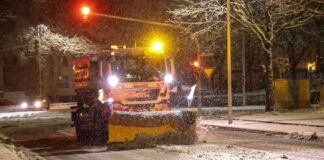 Der Winterdienst ist, wie hier in Solingen, auch nachts im Einsatz.