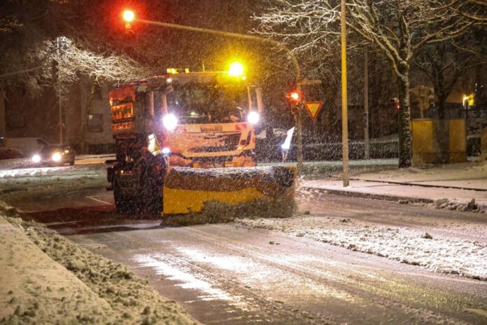 Der Winterdienst ist, wie hier in Solingen, auch nachts im Einsatz.