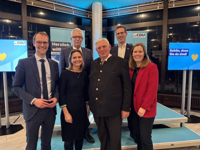 Der Landtagsabgeordnete Christian Untrieser, Bettina Warnecke Bürgermeisterin der Stadt Haan und designierte Landratskandidatin der CDU Kreis Mettmann, Landrat Thomas Hendele, Minister Karl-Josef Laumann, Bürgermeister Christoph Schultz und Vorsitzende Sarah Harden. Foto: CDU Erkrath