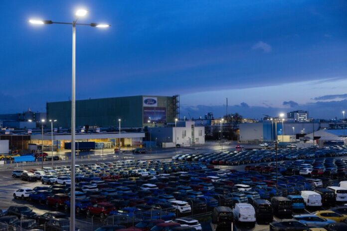 Die Stellenabbaupläne in den Kölner Ford-Werken bewegen weiterhin die Belegschaft. Rund 8.000 Beschäftigte kamen am Dienstag zu einer Betriebsversammlung.