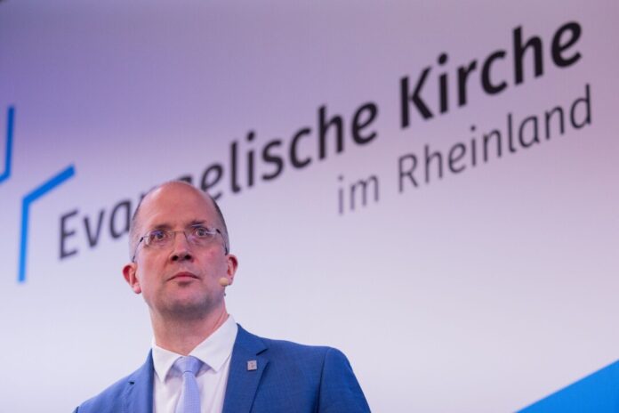 Der rheinische Präses Thorsten Latzel fordert von den evangelischen Gemeinden wegen der Mitgliederschwundes Bereitschaft zum Wandel (Archivbild).