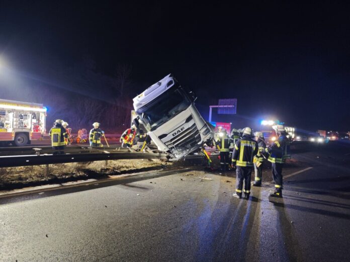 Ein umgekippter Lkw auf der A2 sorgt für erhebliche Einschränkungen im Berufsverkehr.