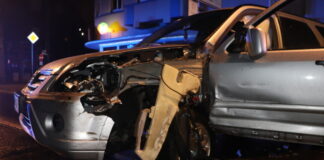 Im Gegenverkehr kollidierten die beiden Autos. Foto: Polizei