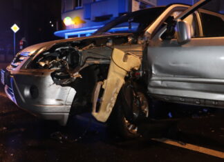 Im Gegenverkehr kollidierten die beiden Autos. Foto: Polizei