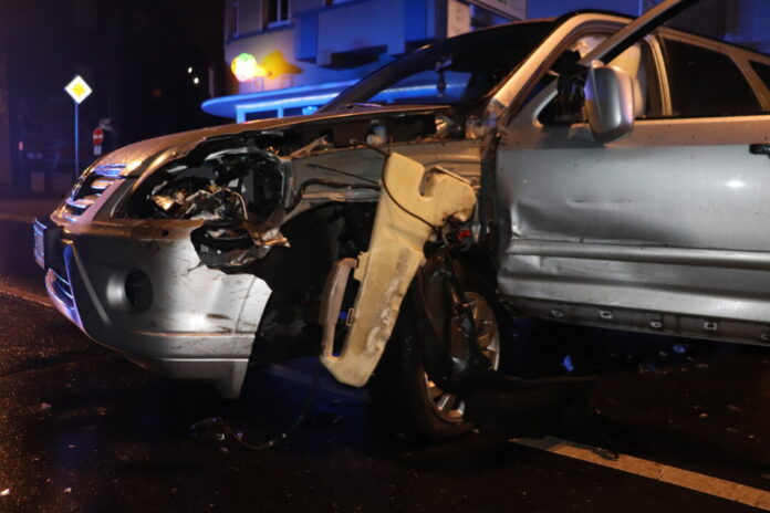 Im Gegenverkehr kollidierten die beiden Autos. Foto: Polizei