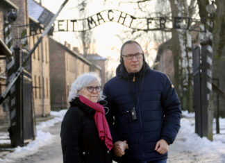 Hand in Hand gegen das Vergessen: Cornelia Stieler (Schönwalds Erben e.V.) und Sebastian Wladarz (Stiftung Haus Oberschlesien) am EIngangstor des KL Auschwitz I. Foto: Haus Oberschlesien