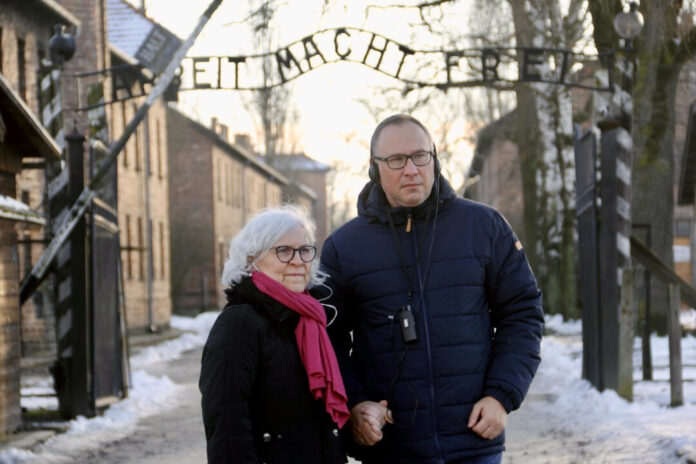 Hand in Hand gegen das Vergessen: Cornelia Stieler (Schönwalds Erben e.V.) und Sebastian Wladarz (Stiftung Haus Oberschlesien) am EIngangstor des KL Auschwitz I. Foto: Haus Oberschlesien