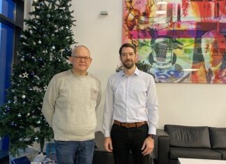 Klaus Gärtner vom Caritasverband Kreis Mettmann hat sich für die Spende für das Projekt “Kinder in Not” bei Verder Deutschland Geschäftsführer Levin Korinth bedankt. Foto: privat