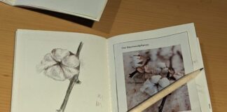 Ein Scribble Book liegt auf einem Tisch. Foto: LVR-Industriemuseum Textilfabrik Cromford