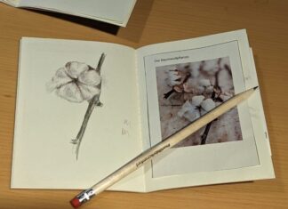 Ein Scribble Book liegt auf einem Tisch. Foto: LVR-Industriemuseum Textilfabrik Cromford