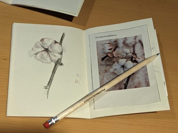 Ein Scribble Book liegt auf einem Tisch. Foto: LVR-Industriemuseum Textilfabrik Cromford