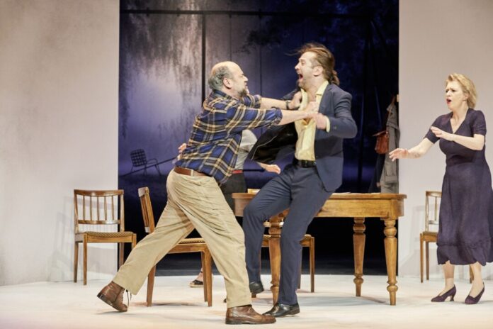 Das Theaterstück „Dinge, die ich sicher weiß“ gastiert am 05.02.2025 in der Stadthalle Erkrath. Foto: Oliver-Fantitsch