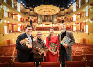 Freuen sich für die Essener Bürger über die Aktion: Bernd Jung (Vorstandsvorsitzender der Sparkasse Essen), Barbara Rörig (Aufsichtsratsvorsitzende Theater und Philharmonie Essen), Marie Babette Nierenz (Intendantin der Philharmonie Essen), Fritz Frömming (Geschäftsführer Theater und Philharmonie Essen). Foto: Sven Lorenz