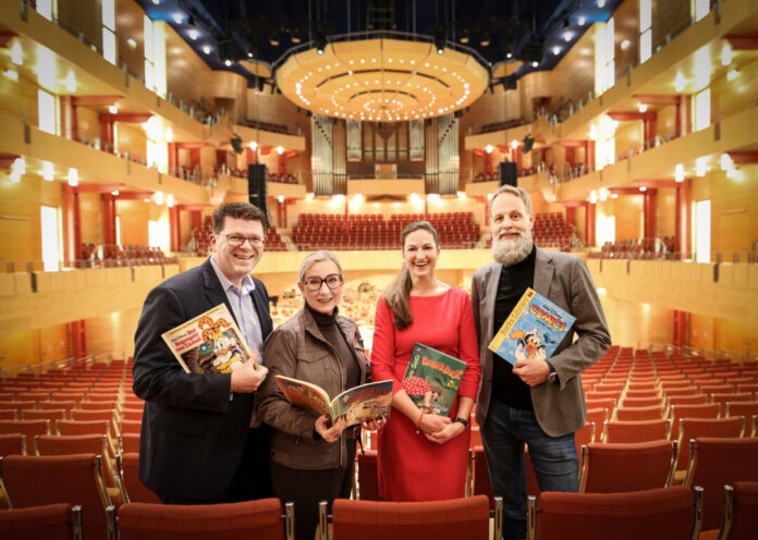 Freuen sich für die Essener Bürger über die Aktion: Bernd Jung (Vorstandsvorsitzender der Sparkasse Essen), Barbara Rörig (Aufsichtsratsvorsitzende Theater und Philharmonie Essen), Marie Babette Nierenz (Intendantin der Philharmonie Essen), Fritz Frömming (Geschäftsführer Theater und Philharmonie Essen). Foto: Sven Lorenz