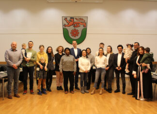 Bürgermeister Christoph Schultz begrüßte mehrere neue Staatsbürgerinnen und Staatsbürger im großen Sitzungssaal des Rathauses und hieß sie in Erkrath herzlich willkommen. Foto: Stadt Erkrath