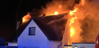 Bei einem Dachstuhlbrand wurde ein Mehrfamilienhaus stark beschädigt. Die Polizei ermittelt zur Brandursache. Foto: Polizei