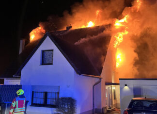 Bei einem Dachstuhlbrand wurde ein Mehrfamilienhaus stark beschädigt. Die Polizei ermittelt zur Brandursache. Foto: Polizei