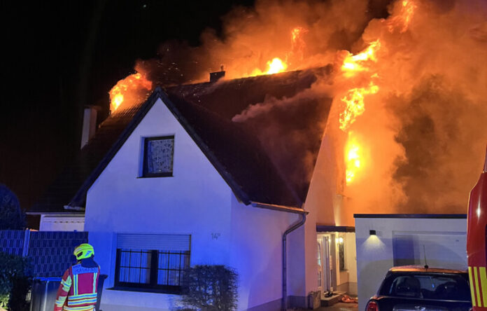 Bei einem Dachstuhlbrand wurde ein Mehrfamilienhaus stark beschädigt. Die Polizei ermittelt zur Brandursache. Foto: Polizei