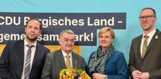 Bezirksvorsitzender Innenminister Herbert Reul (2.v.l.) und stv. Bezirksvorsitzender Jan Heinisch (rechts) wurden mit starken Ergebnissen in ihren Ämtern bestätigt. Foto: CDU
