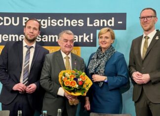 Bezirksvorsitzender Innenminister Herbert Reul (2.v.l.) und stv. Bezirksvorsitzender Jan Heinisch (rechts) wurden mit starken Ergebnissen in ihren Ämtern bestätigt. Foto: CDU