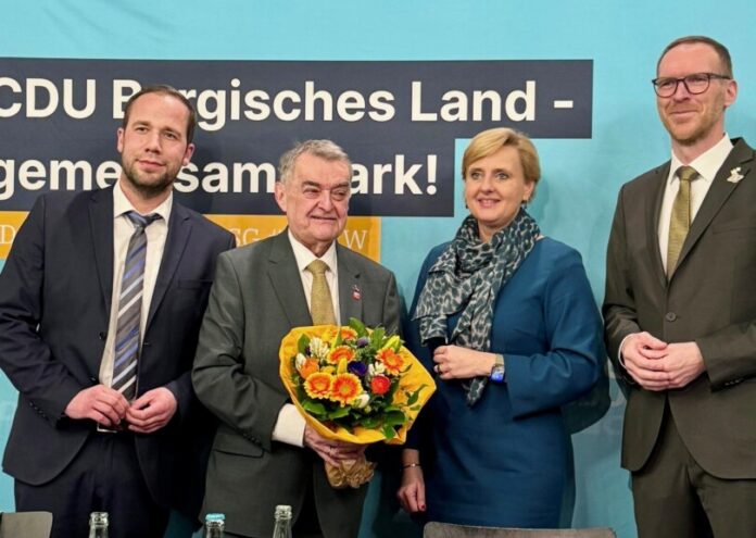 Bezirksvorsitzender Innenminister Herbert Reul (2.v.l.) und stv. Bezirksvorsitzender Jan Heinisch (rechts) wurden mit starken Ergebnissen in ihren Ämtern bestätigt. Foto: CDU