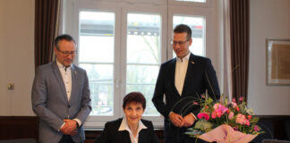Sylvia Höhfeld war auf Einladung von Bürgermeister Christoph Schultz ins Rathaus gekommen, um sich ins Goldene Buch der Stadt Erkrath einzutragen. Foto: Stadt Erkrath